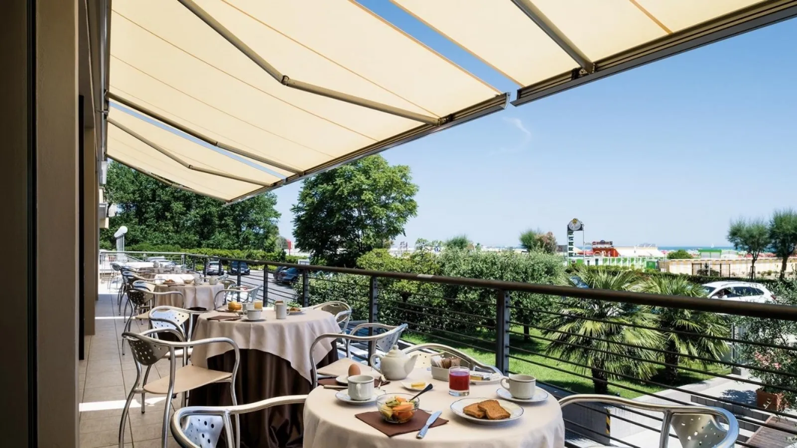 Tenda da sole a bracci con chiusura ermetica Didue di Gibus