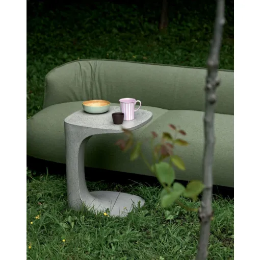 Tavolino Font in cemento di Kristalia