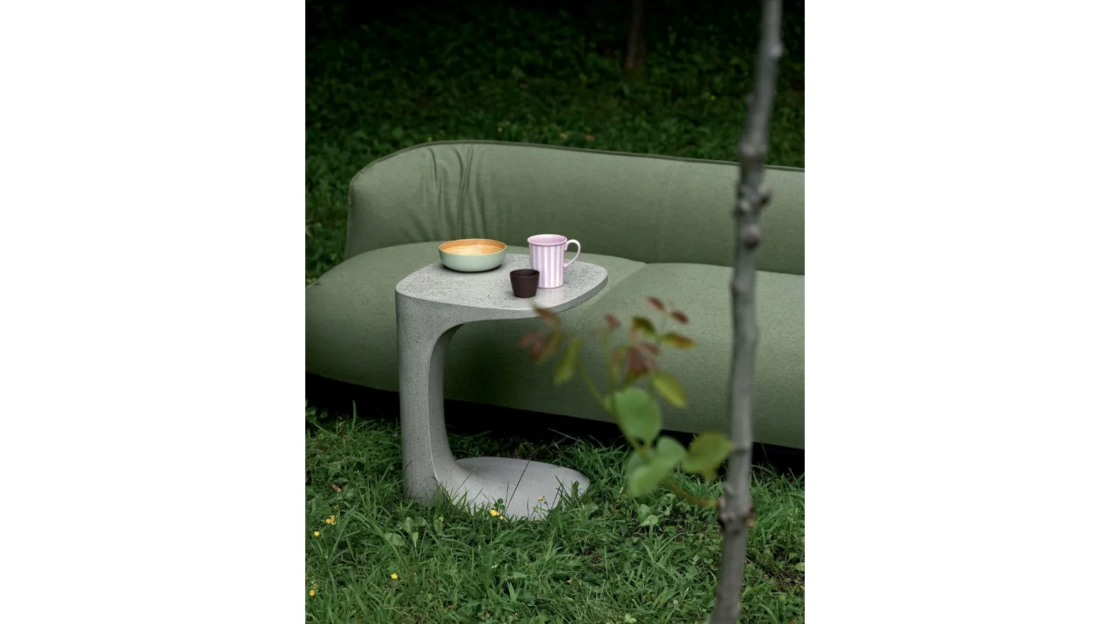 Tavolino Font in cemento di Kristalia