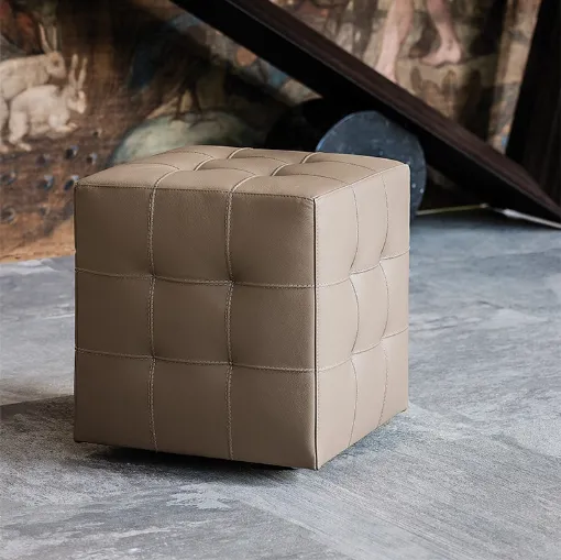 Pouf Bob su ruote imbottito e rivestito in pelle con lavorazione capitonné di Cattelan Italia