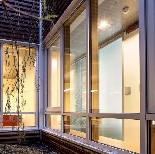 Serramenti con struttura portante in legno di Rovere lamellare con taglio termico in pvc e finiture esterne in alluminio D Wall di De Carlo