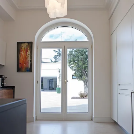 Finestra ad anta battente altamente versatile per dimensioni, forma e design, caratterizzata da anta e telaio in legno lamellare con rivestimento in alluminio Exter Alu Classic di De Carlo