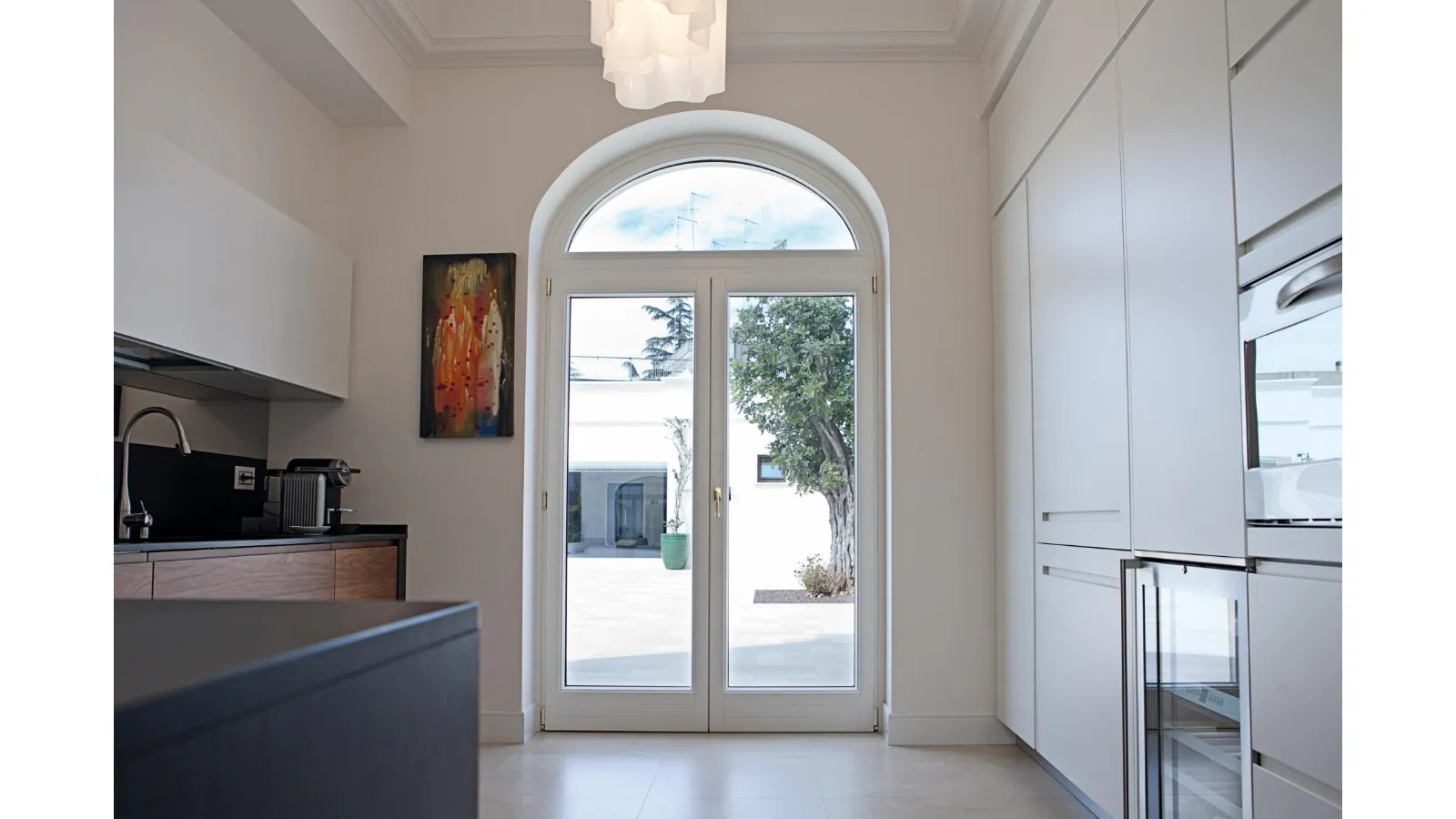 Finestra ad anta battente altamente versatile per dimensioni, forma e design, caratterizzata da anta e telaio in legno lamellare con rivestimento in alluminio Exter Alu Classic di De Carlo