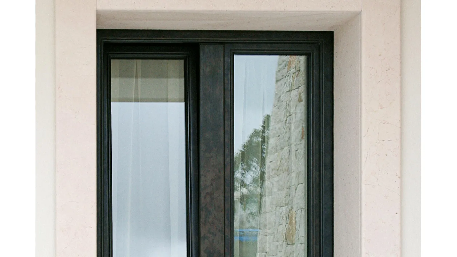 Finestra ad anta battente caratterizzata da anta e telaio in legno lamellare con rivestimento in bronzo saldato realizzato con una speciale lega di ottone Exter Bronze Classic di De Carlo