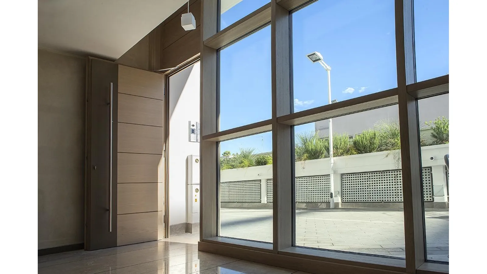 Serramenti fissi in legno e alluminio integrati con portoncino in legno Mix Porte di ingresso e D Wall di De Carlo