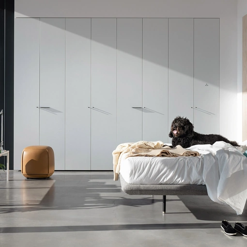 Armadio con ante battenti Aria Simple di Kristalia