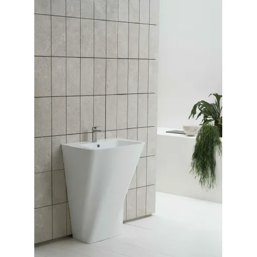 Lavabo scultura Hera 01 realizzato mediante un atto di torsione della ceramica bianca di Azzurra Ceramica
