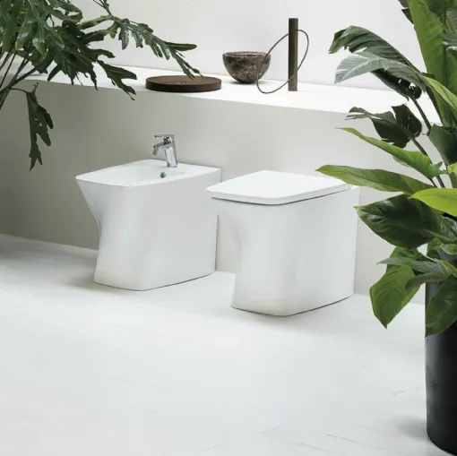 Sanitari da appoggio realizzati mediante un atto di torsione della ceramica bianca Hera 02 di Azzurra Ceramica