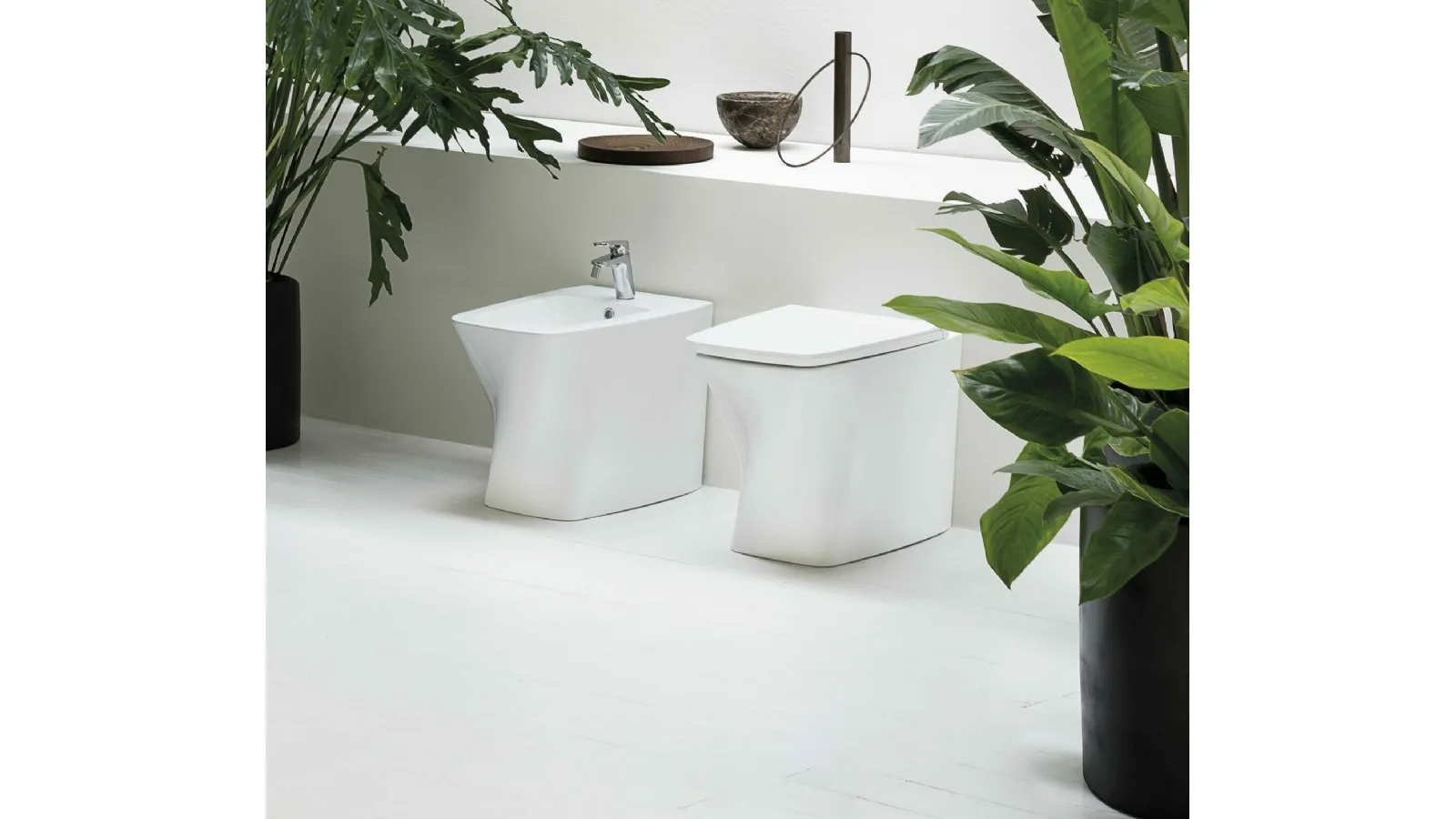 Sanitari da appoggio realizzati mediante un atto di torsione della ceramica bianca Hera 02 di Azzurra Ceramica