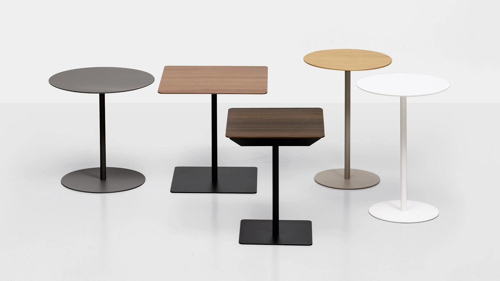 Comodino Tag in laminato o in essenza di Kristalia