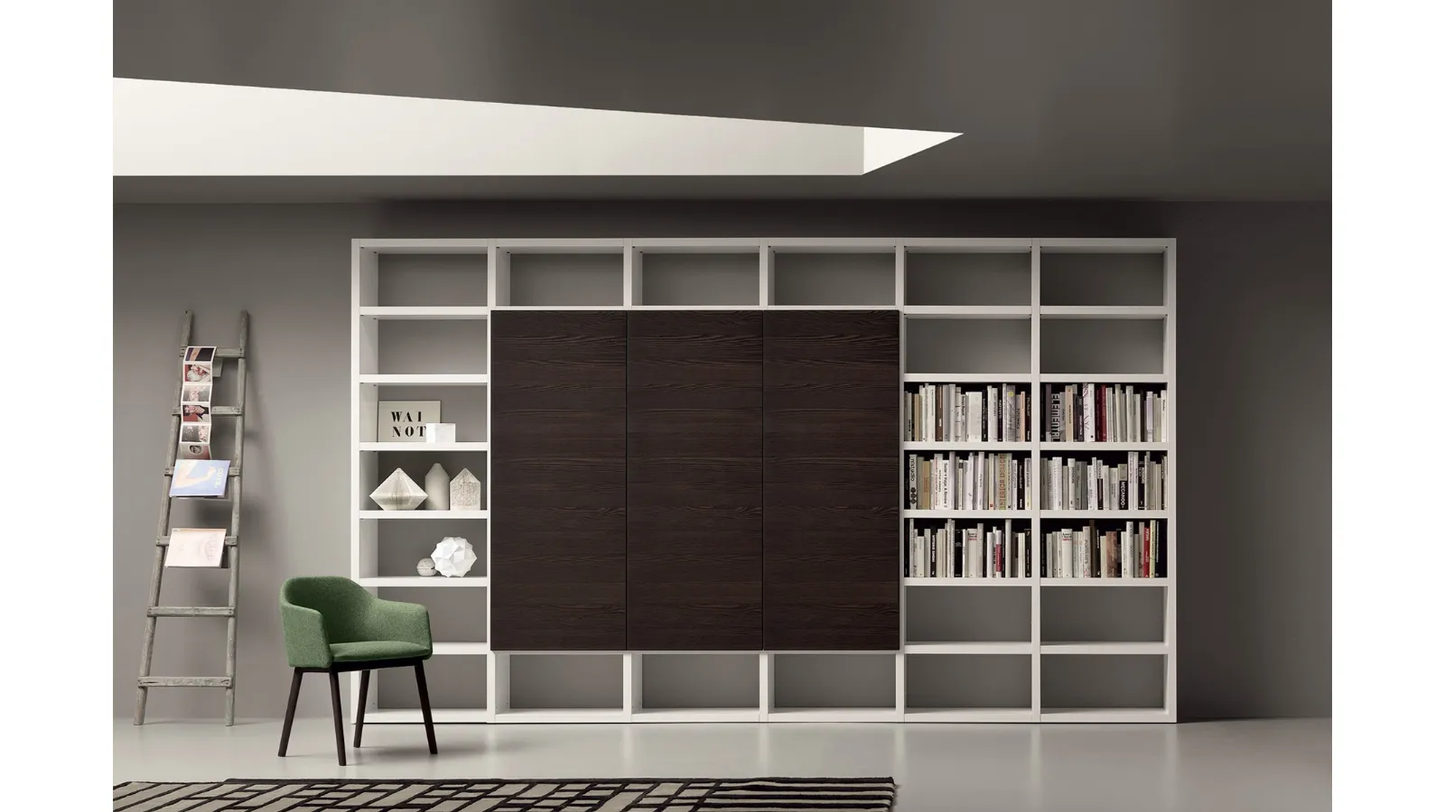 Libreria a muro in laccato bianco opaco e frassino termocotto All Day 01 di Md House