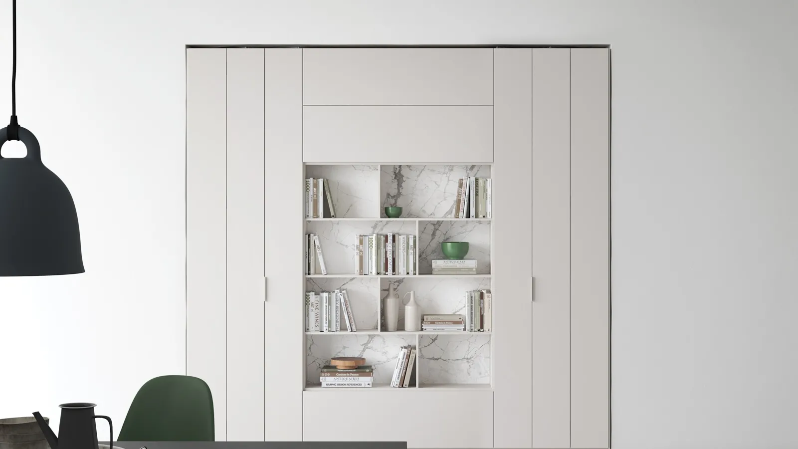 Libreria in nicchia in laccato bianco opaco con schiena del vano a giorno in gres porcellanato effetto marmo di Caccaro
