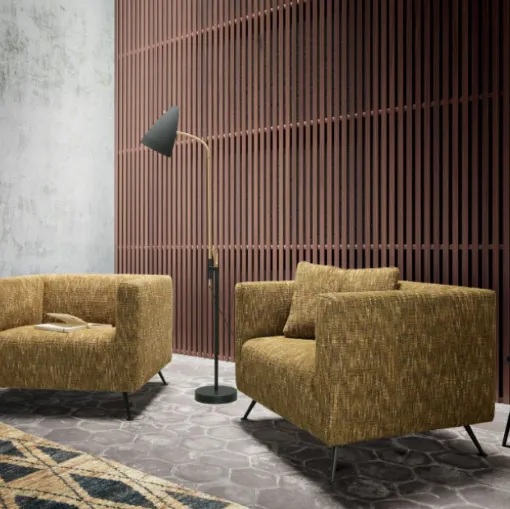 Poltroncina retrò in tessuto Demetra New con ampia seduta, schienale compatto e piedini in metallo brunito di Valentini
