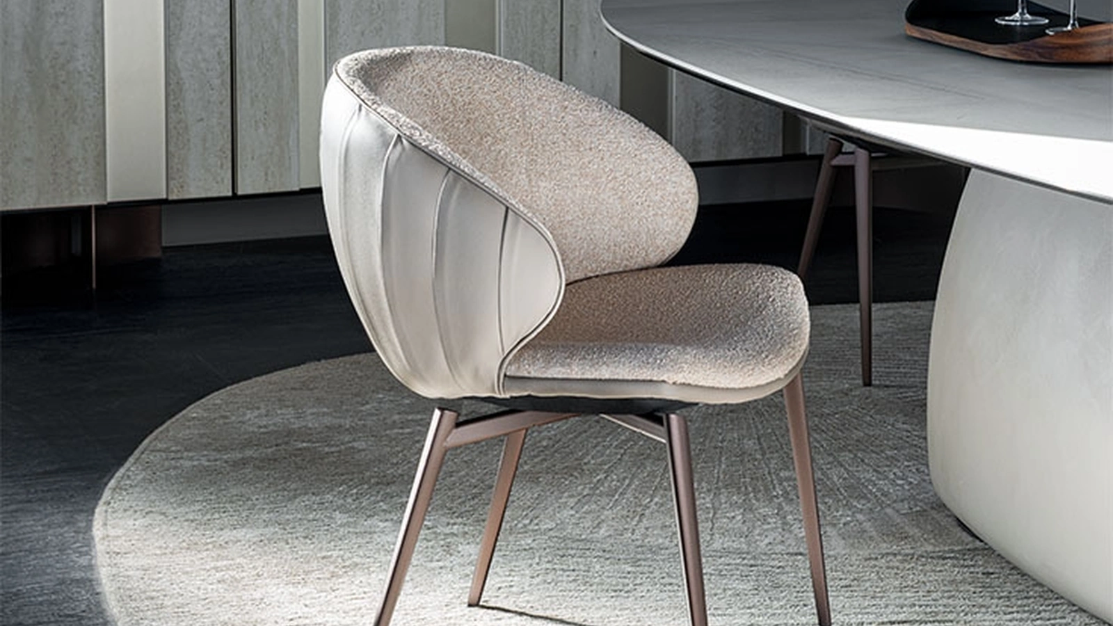 Sedia Charlotte in tessuto e pelle di Cattelan Italia