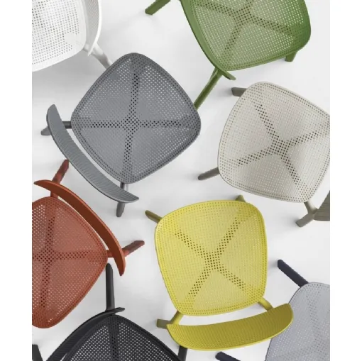 Sedia impilabile Colander di Kristalia