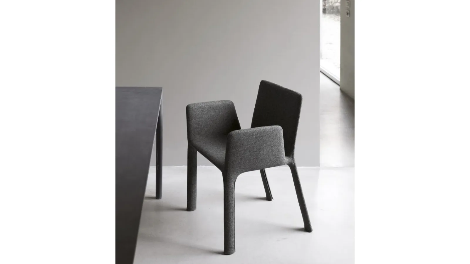 Sedia con braccioli completamente rivestita in tessuto Joko di Kristalia