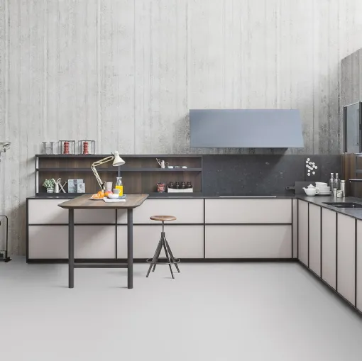 Cucina Design angolare in vetro acidato canapa e top in granito XP 04 di Zampieri Cucine