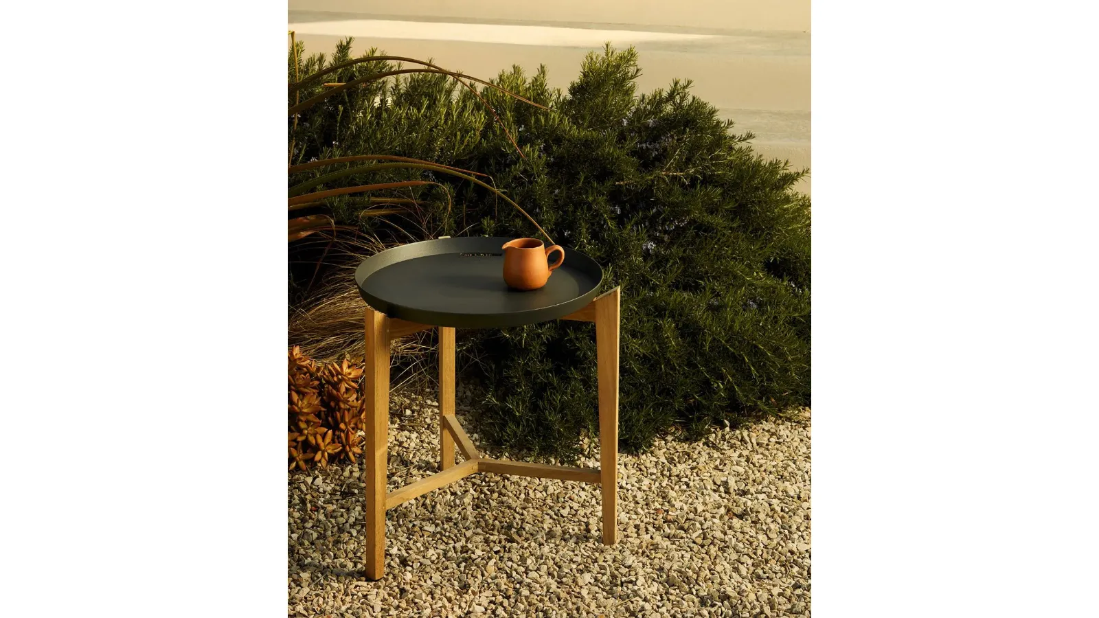 Tavolino Fresbee in alluminio e teak di Unopiu