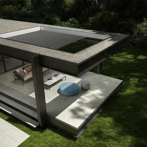 Pergola bioclimatica dotata di sistema di lame frangisole che con telecomando si inclinano e compattano in un unico movimento Brera B di Pratic