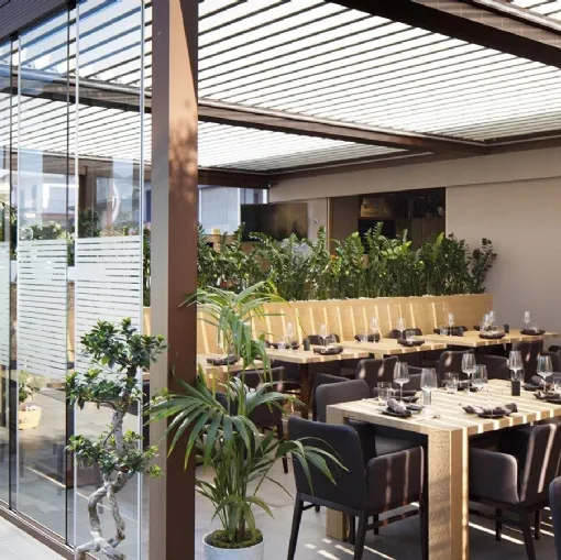 Pergola bioclimatica Med Twist addossata di Gibus