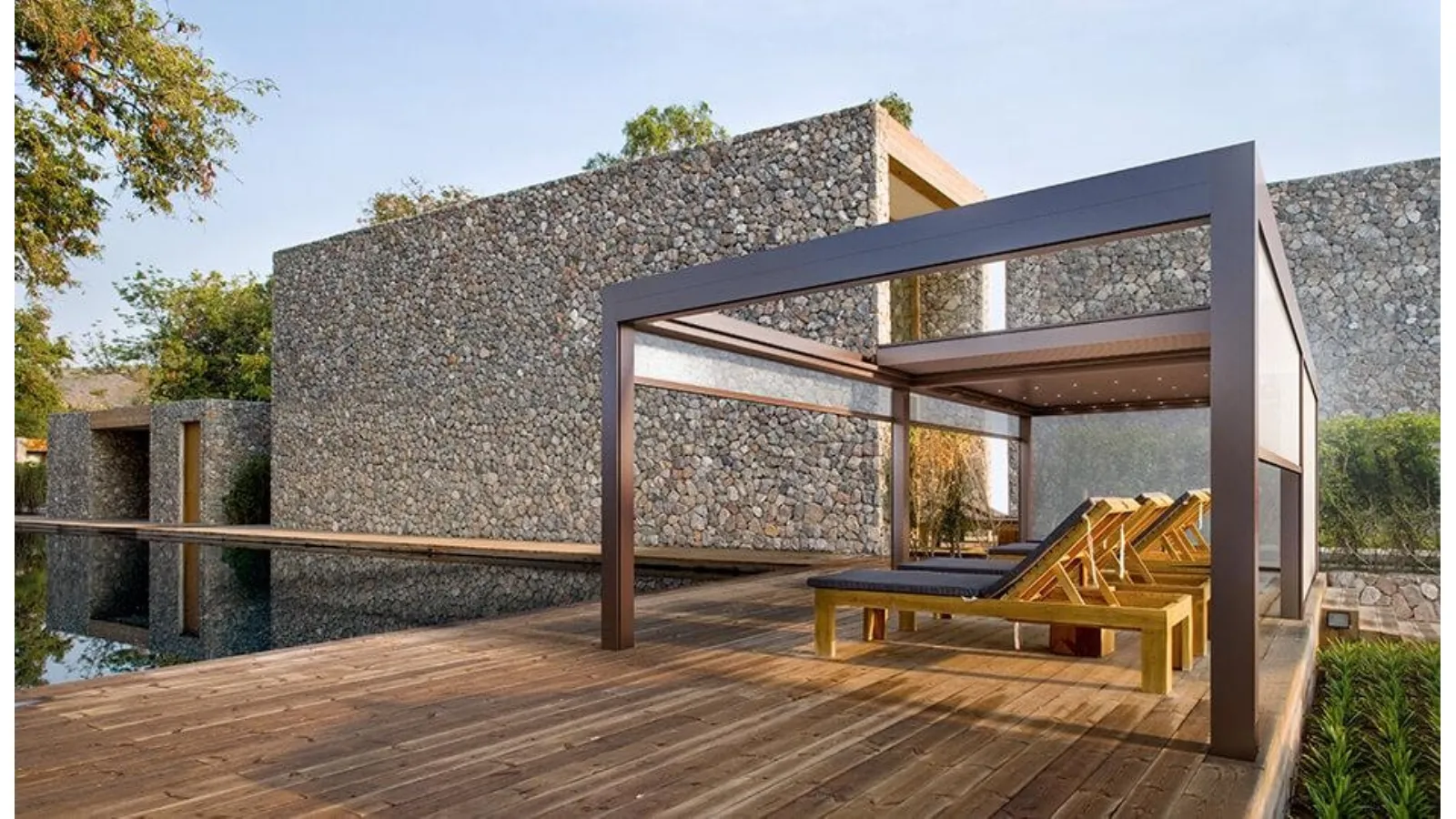 Pergola bioclimatica a isola con lame impacchettabili Velvet Plus di Gibus