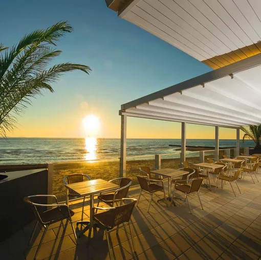 Pergola in alluminio con tetto in PVC Level di Pratic