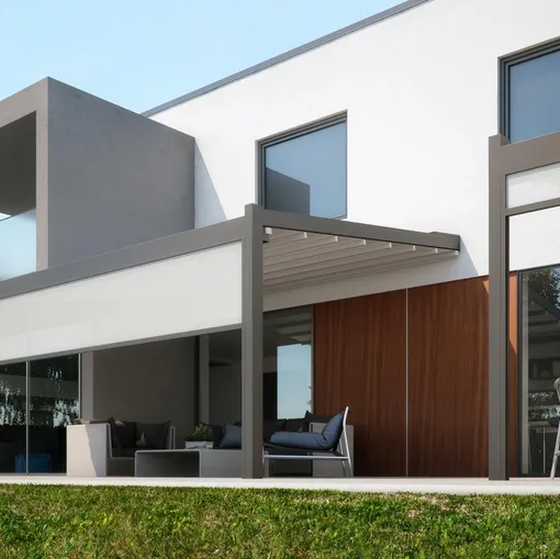 Pergola dal design minimale in alluminio con telo ad impacchettamento e tenda verticale integrata Meta di Pratic