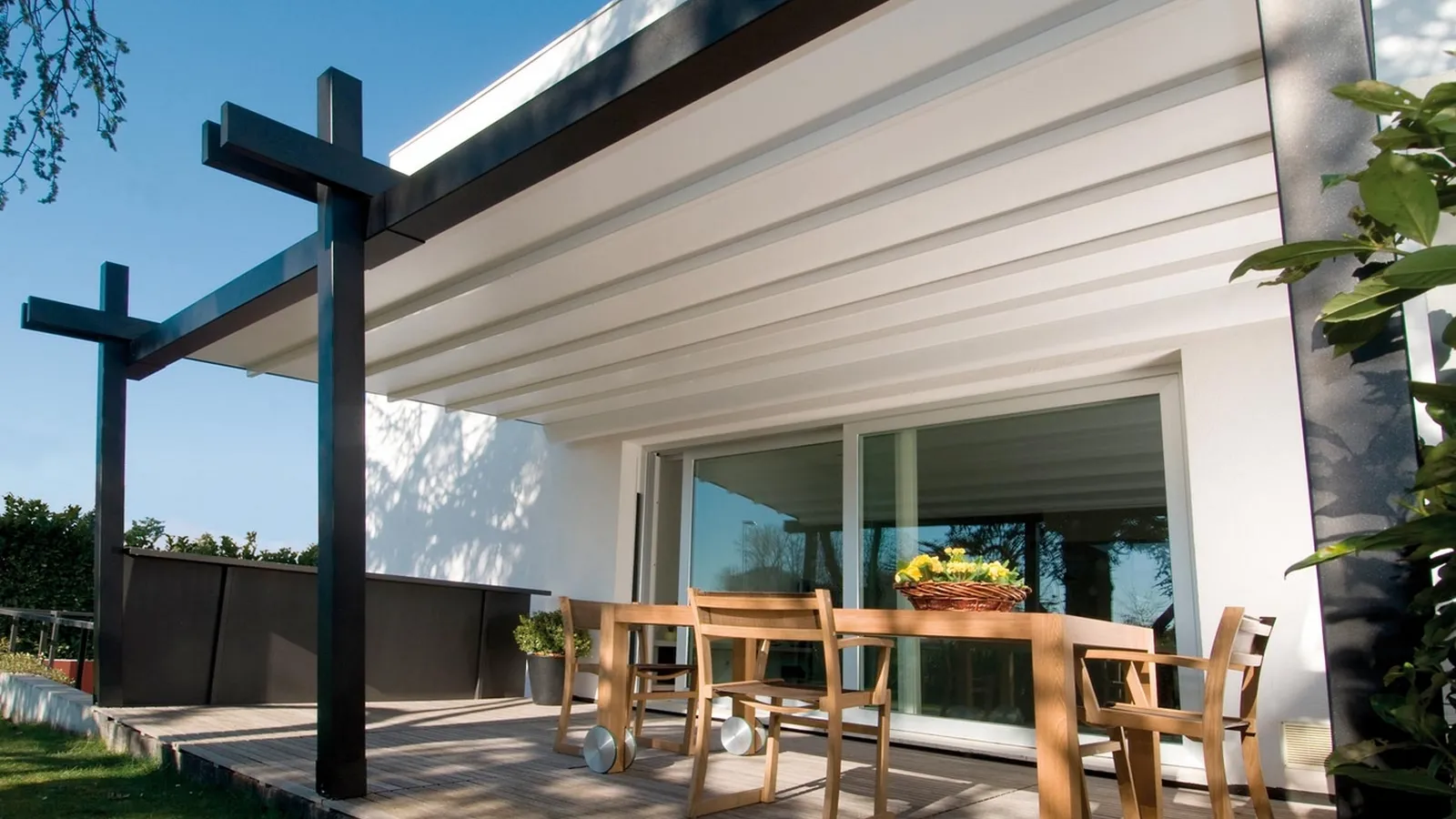 Pergola originale dalle linee asimmetriche interamente in alluminio con copertura ad impacchettamento Stil di Pratic