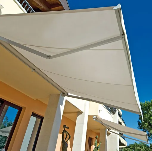 Tenda da sole a bracci estensibili in grado di resistere alle forti sollecitazioni del vento e garantire una protezione sicura dal sole Flex 300 di Pratic